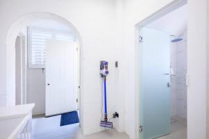 悉尼Waterfront - Designer Curated @ The Rocks Sydney的带淋浴的白色浴室和白色门 更多18张照片