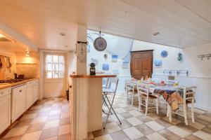 Una cocina con una mesa y sillas en una habitación. en Maison pour 6 - la Flotte - Hoomy, en La Flotte