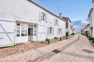 una calle adoquinada frente a un edificio blanco en Maison pour 6 - la Flotte - Hoomy, en La Flotte