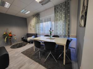 a meeting room with a table and chairs at Studio 2 mit Gemeinschaftsräumen, Tiefgarage in Leipzig