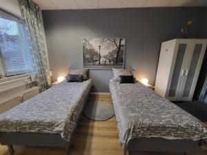 a bedroom with two beds and a window at Studio 2 mit Gemeinschaftsräumen, Tiefgarage in Leipzig +20 photos