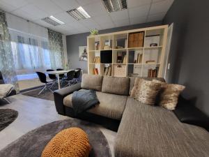 a living room with a couch and a table at Studio 2 mit Gemeinschaftsräumen, Tiefgarage in Leipzig