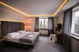 1 dormitorio con cama grande y ventana grande en Na Górce, en Przemyśl