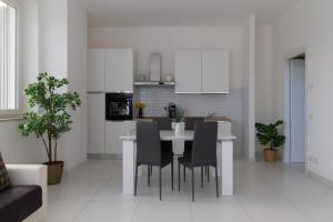 Kuchyň nebo kuchyňský kout v ubytování Sky Suite Blue Pomezia + 4 fotografie