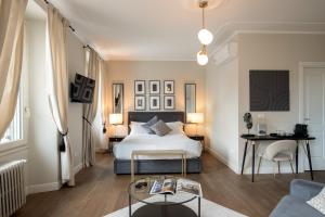 ein Schlafzimmer mit einem Bett und einem Sofa in der Unterkunft Daplace - Corso Monforte Suites in Mailand