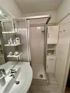 un bagno bianco con lavandino e doccia di Ferienwohnung Fördeblick 7605 in Marina Wendtorf a Wendtorf
