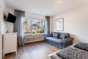 uma sala de estar com um sofá e uma janela em Ferienwohnung Greitemann em Eslohe