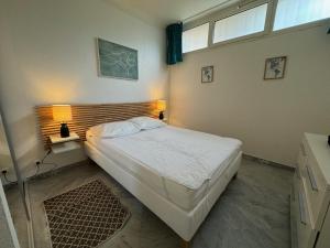 um quarto com uma cama com dois candeeiros em Esperance em Cannes