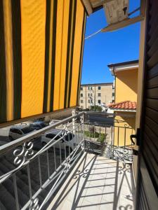 - un balcon avec vue sur un bâtiment dans l'établissement Piccola Mansarda, à Parghelia