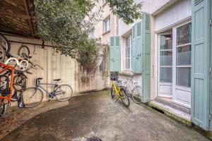 eine Gruppe von Fahrrädern, die neben einem Gebäude geparkt sind in der Unterkunft Le Charreton 2 - Ile Verte - CHU de Grenoble in Grenoble