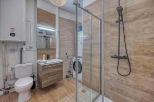 ein Badezimmer mit Dusche, Toilette und Waschbecken in der Unterkunft Le Charreton 2 - Ile Verte - CHU de Grenoble in Grenoble