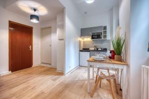 ein Wohnzimmer mit Tisch und Küche in der Unterkunft Le Charreton 2 - Ile Verte - CHU de Grenoble in Grenoble + 13 Fotos