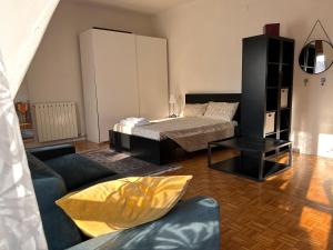 sala de estar con cama y sofá en Easy Isola, for an easy stay, en Milán