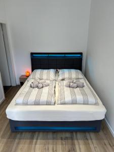 uma cama com duas almofadas num quarto em Uniklinikum und Messe Essen, Netflix, Wlan em Essen