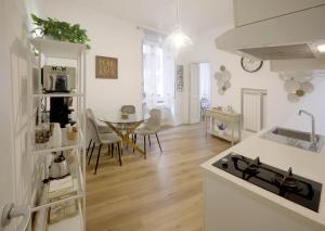 uma cozinha e sala de jantar com uma mesa e uma cozinha e um quarto com em Buongiorno Colosseo em Roma