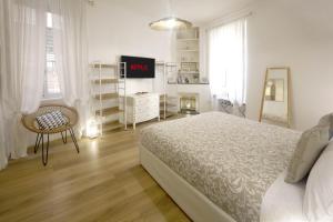 ローマにあるBuongiorno Colosseoの白いベッドルーム(ベッド1台、テレビ付)