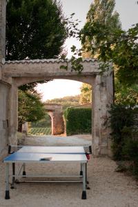 Moulidars的住宿－Domaine borgnette fantastique maison，拱门前的乒乓球桌