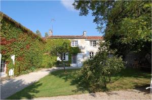 a large white house with a garden in front of it at Domaine borgnette fantastique maison in Moulidars