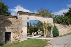 Moulidars的住宿－Domaine borgnette fantastique maison，一座带拱门的石头建筑的入口