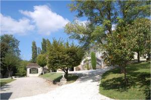 Moulidars的住宿－Domaine borgnette fantastique maison，一座有树木和土路的房子