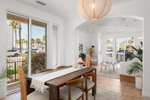 una sala da pranzo con tavolo e sedie di Modern beach home with rooftop - Ocean View! a Oceanside