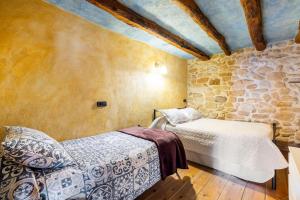 Postel nebo postele na pokoji v ubytování Can Miqueló - casa rural 16 hòstes