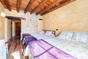 Postel nebo postele na pokoji v ubytování Can Miqueló - casa rural 16 hòstes