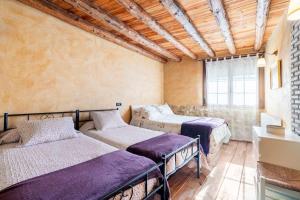 Postel nebo postele na pokoji v ubytování Can Miqueló - casa rural 16 hòstes