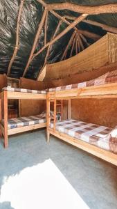 Zimmer mit 2 Etagenbetten in einer Hütte in der Unterkunft Muke Village Guest House in Livingstone