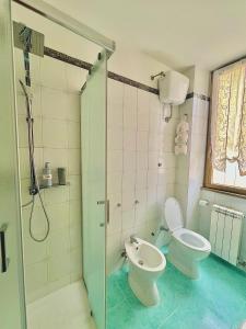 a bathroom with a toilet and a sink at Begonie House in Rome