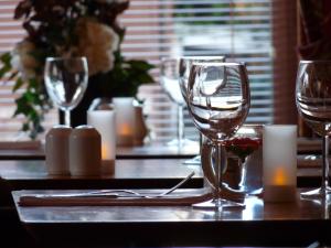 una mesa con copas de vino y velas en The Park Hotel en Dunoon