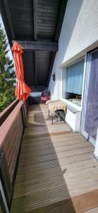 un patio con sombrilla y una mesa en una terraza en Haus Rehblick 2, Wg 4 en Sankt Andreasberg