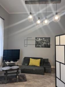 ein Wohnzimmer mit einem Sofa und einem Tisch in der Unterkunft Apartament Dolny Śląsk in Wałbrzych