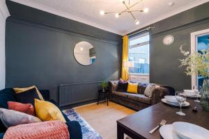 sala de estar con sofá y mesa en Fantastic Five Bedroom House By PureStay Short Lets & Serviced Accommodation South Yorkshire With Parking, en Bentley