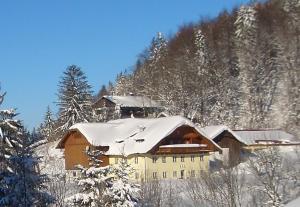 ein Haus mit Schnee auf dem Dach in der Unterkunft Eisenstattgut Faistenau in Faistenau