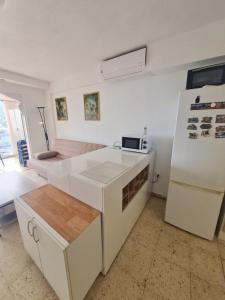 een keuken met een witte koelkast en een tafel bij Appartement Benidorm sea view in Benidorm +3 foto's