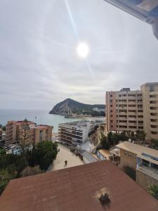 uitzicht op een stad met de oceaan en gebouwen bij Appartement Benidorm sea view in Benidorm