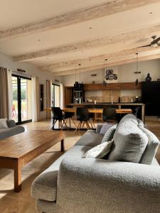 - un salon avec un canapé et une table dans l'établissement Mas Eléhis Gîtes en Provence, à Pernes-les-Fontaines