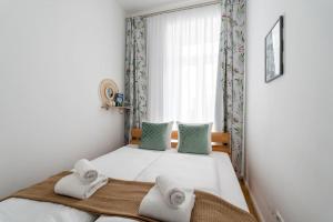 ein Schlafzimmer mit einem Bett mit Handtüchern darauf in der Unterkunft HM • Cosy 1BR Near Westbahnhof in Wien