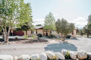 uma casa com um quintal com árvores e pedras em Princeton View 3BR w/perfect backyard for dogs em Buena Vista