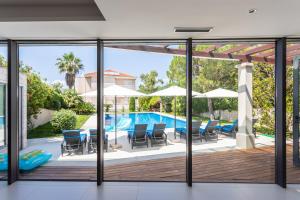 een uitzicht op een zwembad vanuit een huis met glazen schuifdeuren bij Apartments Keti in Splitska
