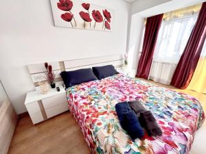 1 dormitorio con 1 cama con una manta colorida en Nuevo: Cerca CENTRO , WIFI y Calefacción, en Oviedo