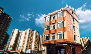 um edifício alto numa cidade com edifícios altos em Hotel California Zhangjiajie em Zhangjiajie