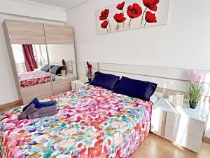 1 dormitorio con 1 cama grande y espejo en Nuevo: Cerca CENTRO , WIFI y Calefacción, en Oviedo