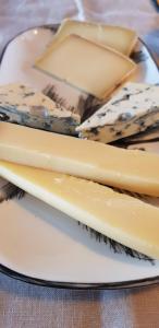 a plate of cheese on a table at Vitamin Sea in La Turballe