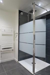 y baño con cabina de ducha con puertas de cristal. en Vitamin Sea, en La Turballe