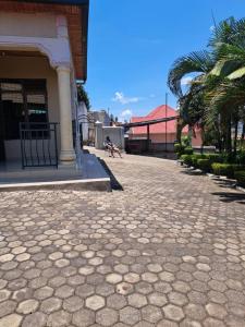 una calle adoquinada frente a un edificio en Green Valley, en Kigali