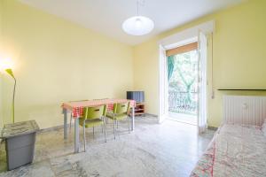 een kamer met een tafel en stoelen en een bed bij FAMILY House in Albissola Marina