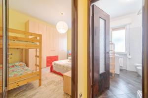 een slaapkamer met een stapelbed en een badkamer bij FAMILY House in Albissola Marina