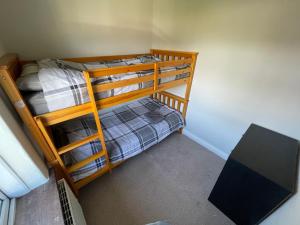 Двухъярусная кровать или двухъярусные кровати в номере Leavesley holiday home